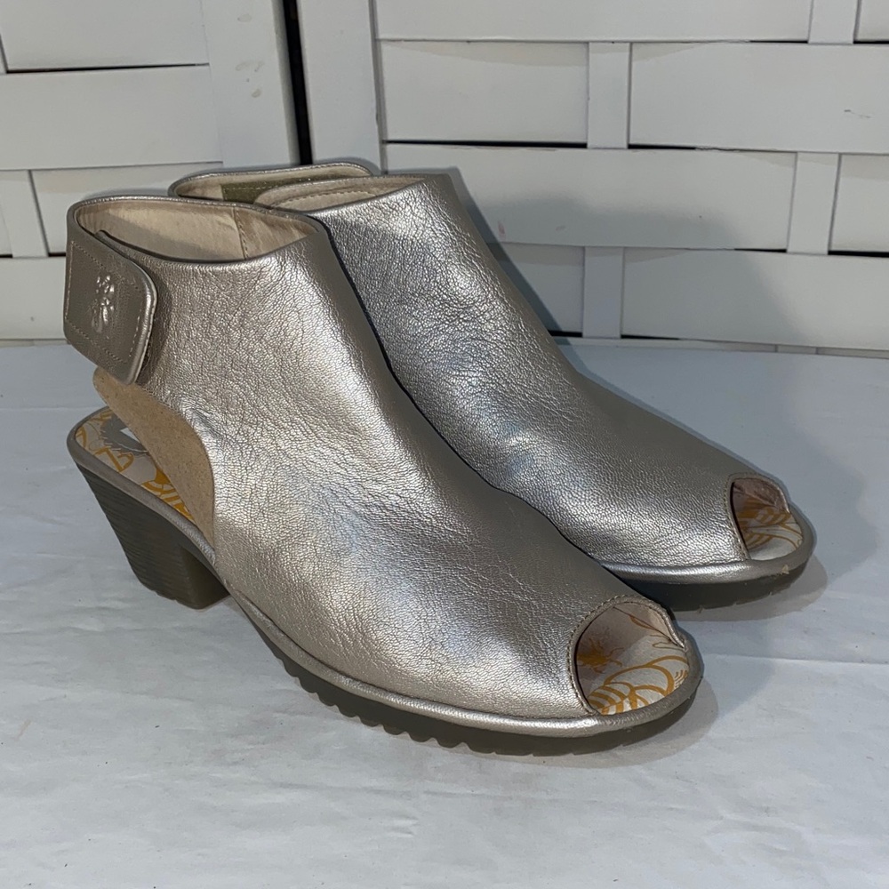 Fly London Yuma Stylish Silver Peep-Toe Women's Shoes Sandals Size 40/9.5-10